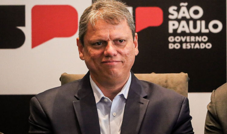 Tarcísio de Freitas durante discurso no Fórum Jurídico de Lisboa, onde defendeu combate ao crime organizado e fortalecimento da segurança nacional.