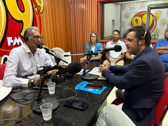 Prefeito Andrei Gonçalves durante entrevista na Rádio Transrio FM: balanço dos primeiros 100 dias de gestão e projeções otimistas para o futuro de Juazeiro.