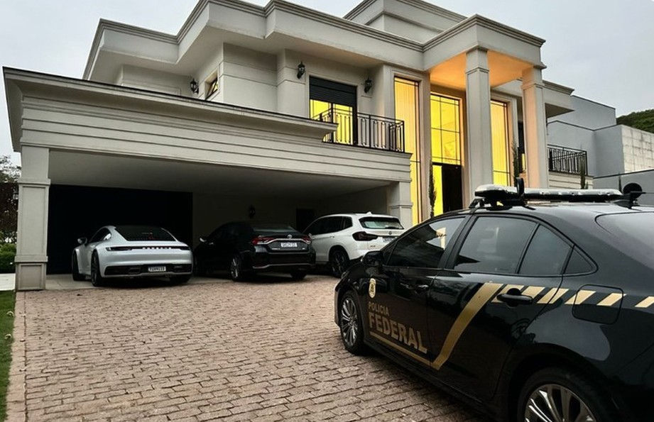PF cumpre mandados na casa do prefeito Rodrigo Manga e em igreja ligada à família. Investigação apura fraudes na saúde e lavagem de dinheiro com dinheiro vivo.