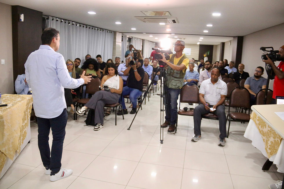Prefeito Andrei Gonçalves apresenta balanço do primeiro ano de gestão durante coletiva de imprensa em Juazeiro.