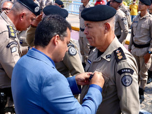 Prefeito de Juazeiro prestigia comemorações do Dia do Soldado na Orla da cidade