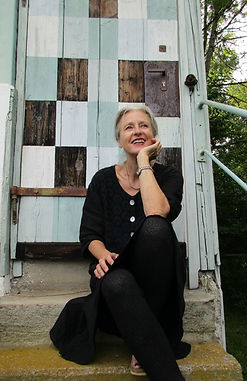 Irene Wanner-Mitter an der Haustür des Waggonhäuschens am Herzmannser Weg in Wangen im Allgäu