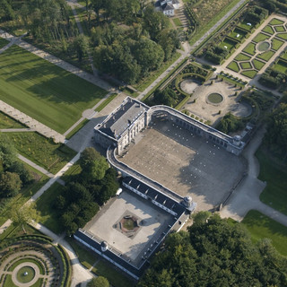 endroit unique dingue fou chateau domaine de seneffe versaille jardins symetrique magnifique unique prestigieux emblématique enfants enfance protection oreille bénévoles campeurs tente couchage cocktails mojito cuba libre gin alcool rhum public foule festivaliers ambiance camping nature ecolo ecologie journaliste media foodtrucks interview enfants village kids experience angele damso groupe pop rock commercial radio guitare the voice la nouvelle star belgium got talents lights bass drummers bruxelles brussels belgique rap rappeur mc festival famille chaleureux week end concerts artistes belge français rappeur guitare chanteurs