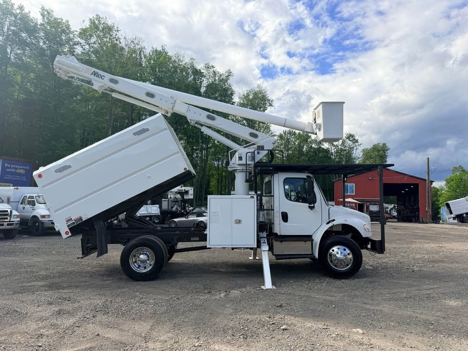 Thumbnail: 2017 Freightliner m2 Altec LR7-56(61’ )/ auto/ under cdl/ ac!