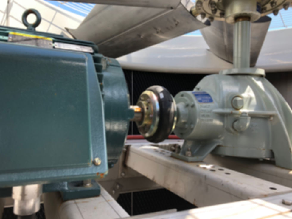 Vue rapprochée d'un moteur nécessitant un alignement laser de précision pour un accouplement.