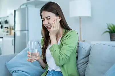 woman feel terrible toothache after drink cold water (1).webp