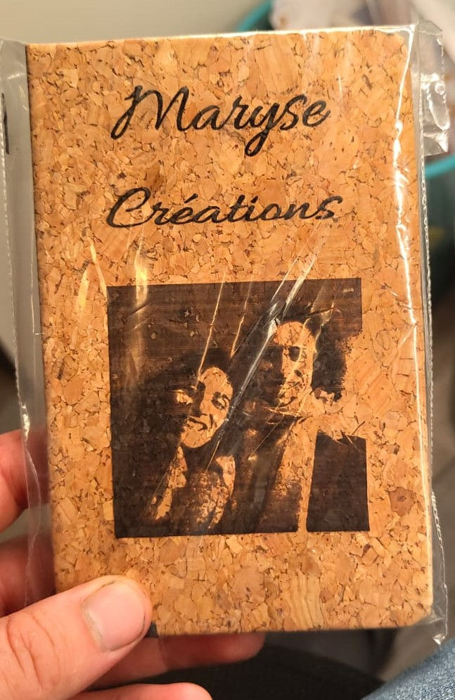 Livret en liege gravé