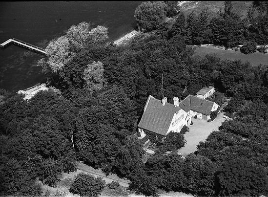 Restaurering og nænsom udvidelse af en historisk villa, hvor klassiske detaljer møder moderne funktionalitet.