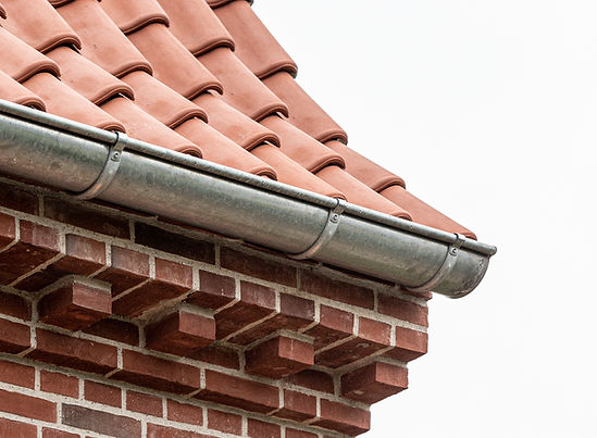 Om- og tilbygning af klassisk murermestervilla fra 1927, hvor nyt og eksisterende arkitektur mødes i en sammenhængende helhed.