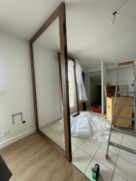 Verrière sur mesure à Anglet, noyer.
Atelier d'ébénisterie, Guiche 64.