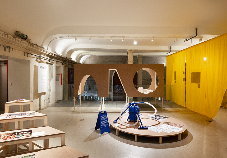 Scénographie sur mesure à Paris, mdf et pin.
Atelier d'ébénisterie, Guiche 64.