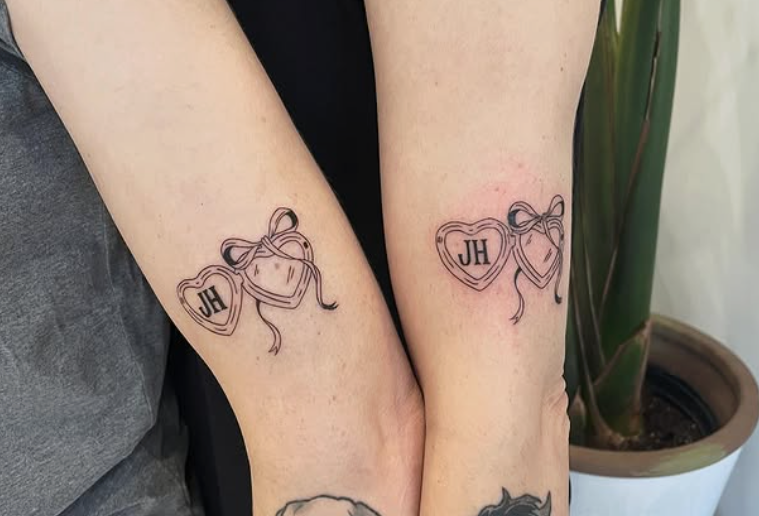 Tatouages matching de style fine line sur deux bras, par Rasa.tattoos.