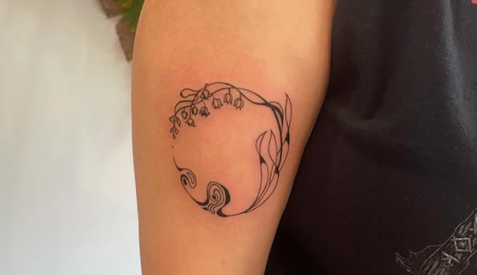 Fleur abstraite en blackwork dans un cercle, tatouage par Rasa.tattoos.