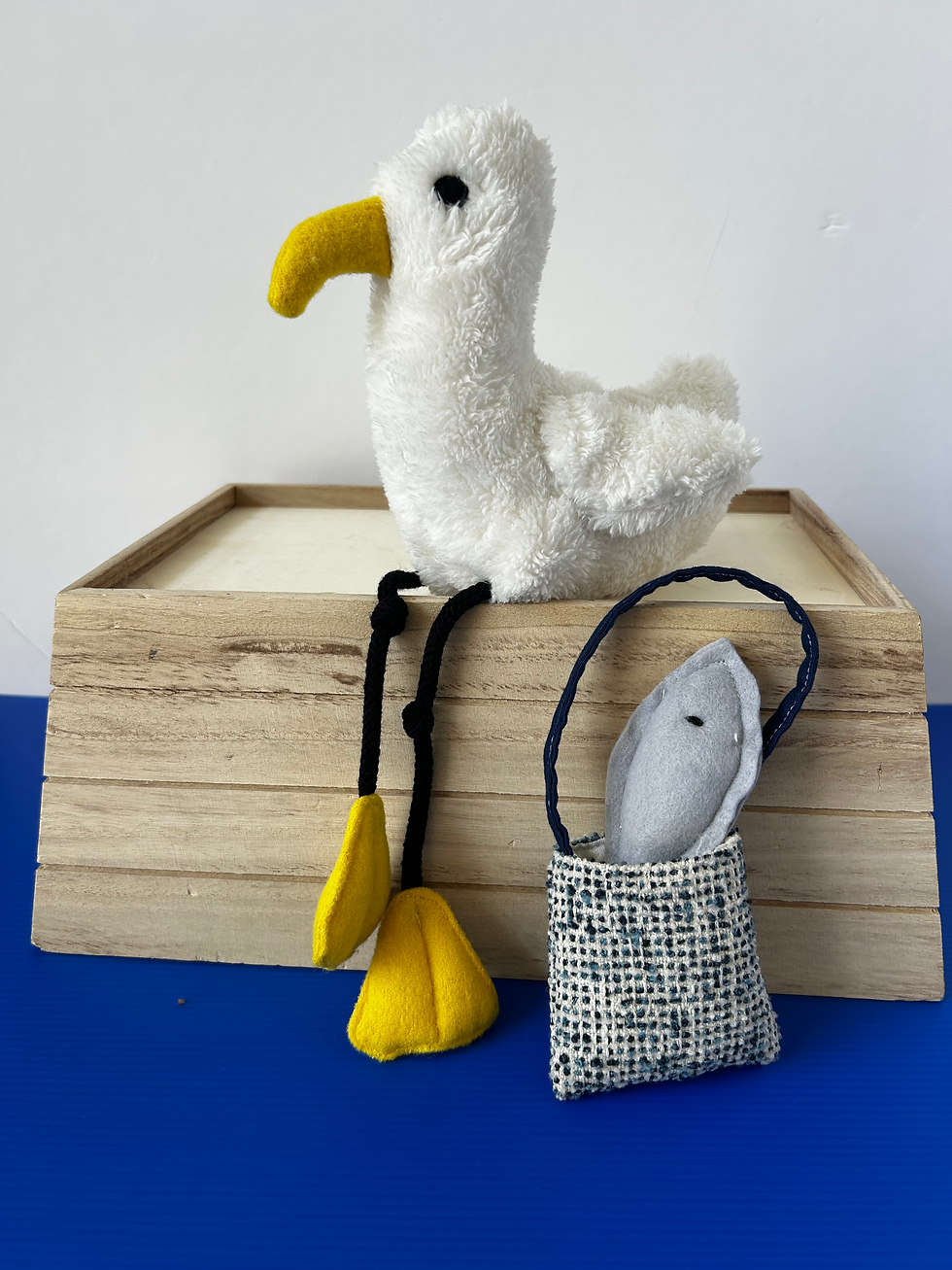 Thumbnail: בובת שחף הנושא בתיק דג. 