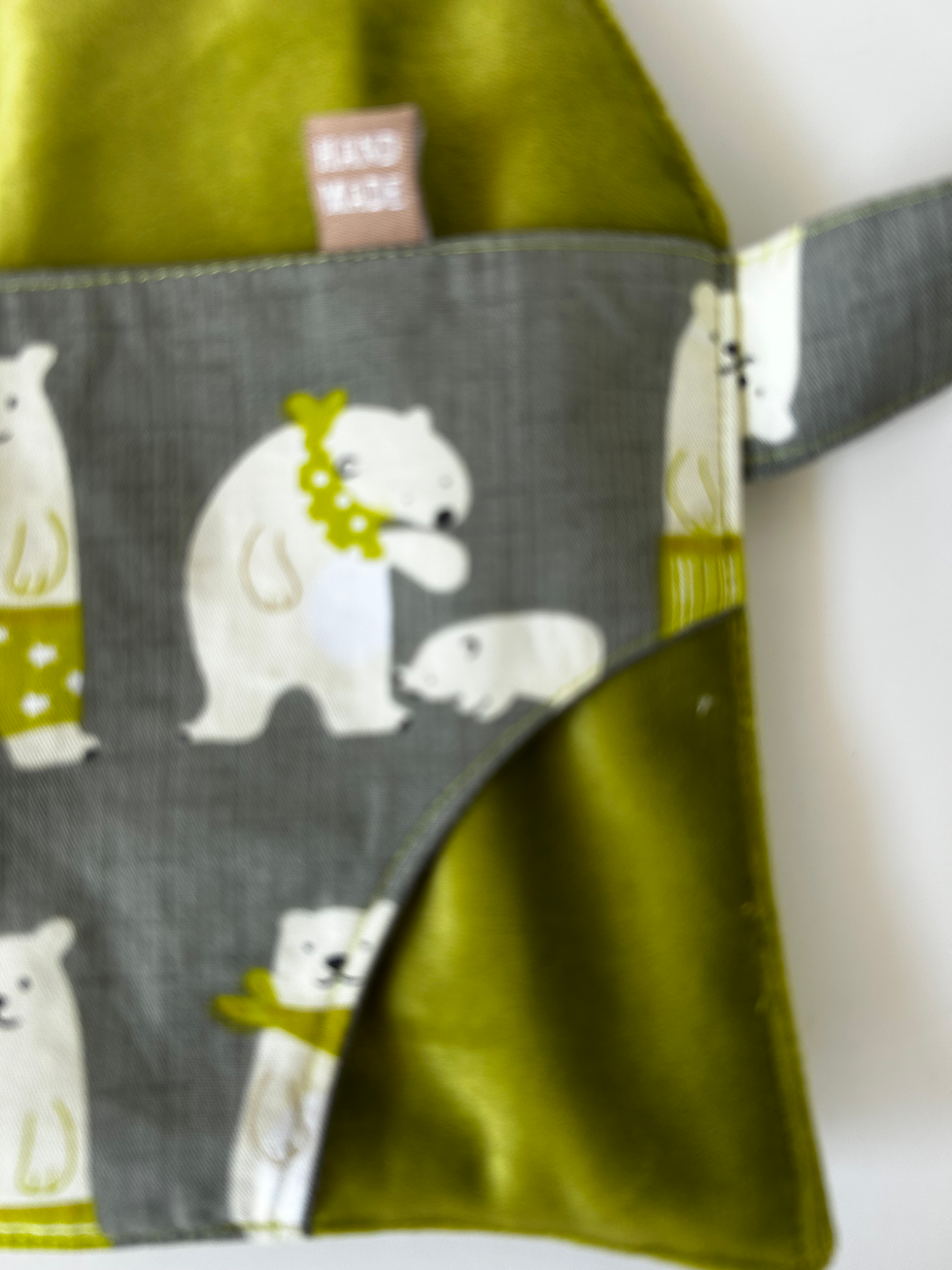 Thumbnail: מינשא לבובה ירוק קטיפה עם דובים. 