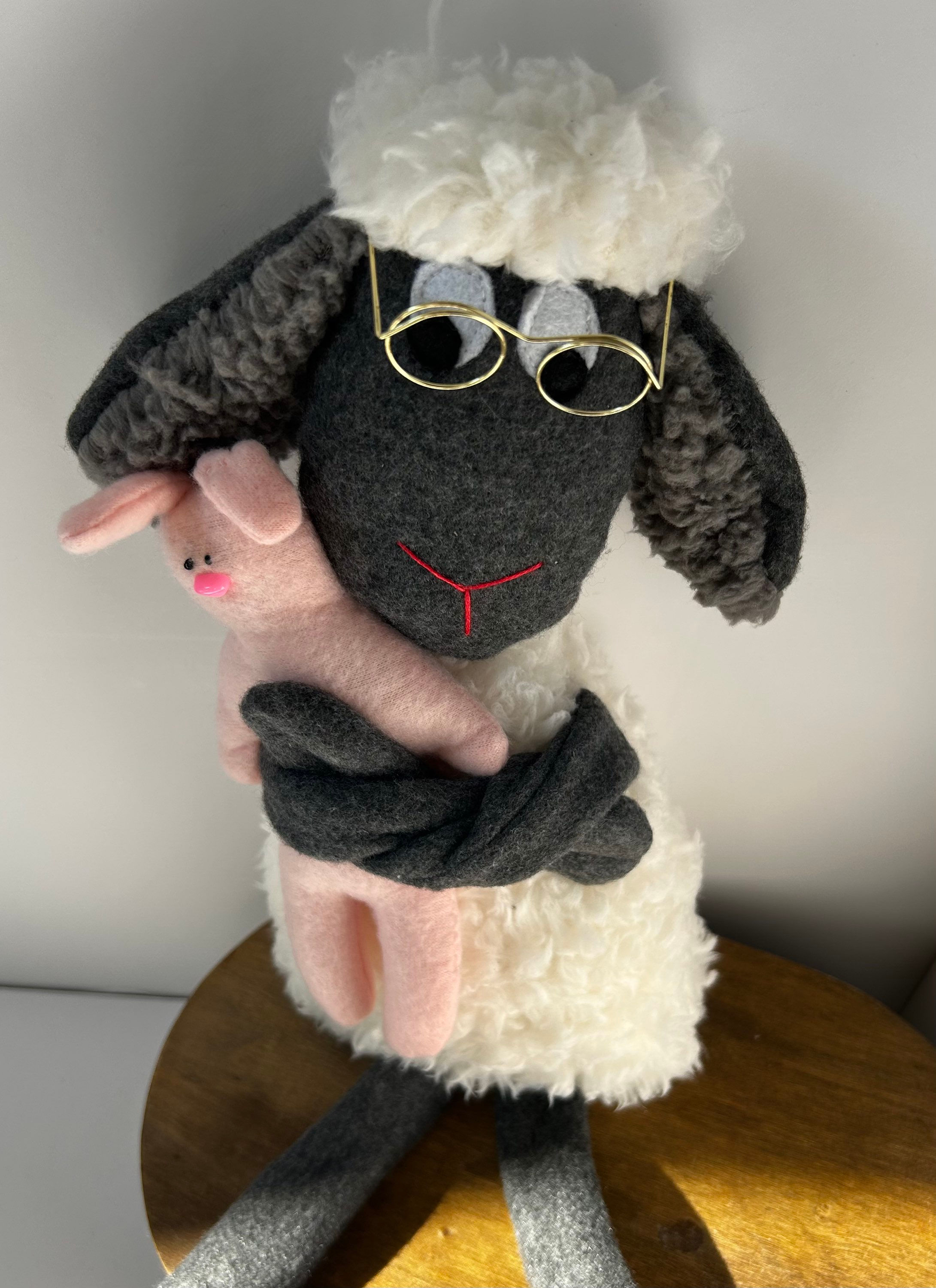 כבשה אפורה עם משקפים המחזיקה ארנב ורוד (1במלאי)מ