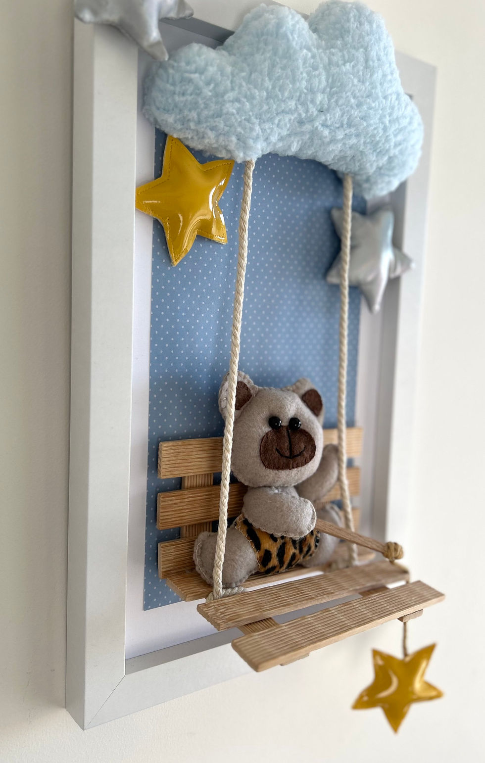 Thumbnail: תמונה דובי על נדנדה מעץ קשור לענן. 