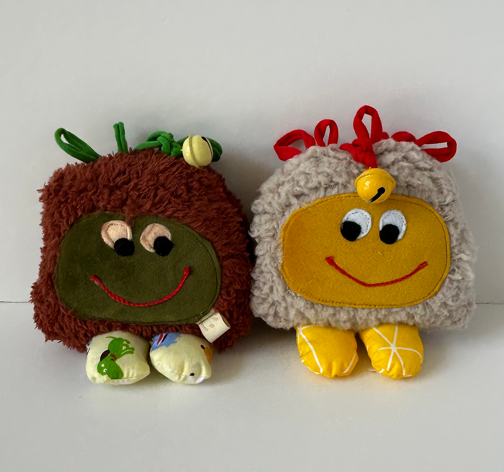 Thumbnail: בובת פרווה קטנה בצבעי חום ירוק. 