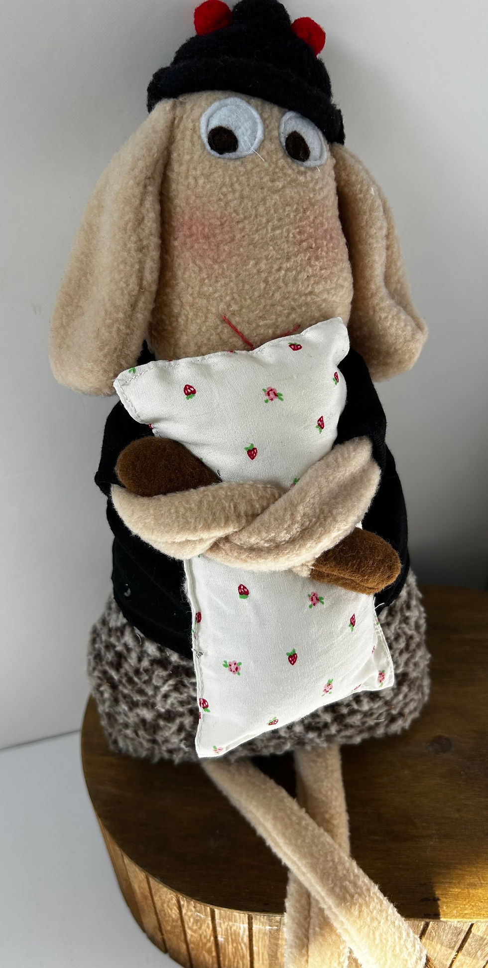 Thumbnail: כבשה המחזיקה כרית בהדפס תותים (1במלאי)