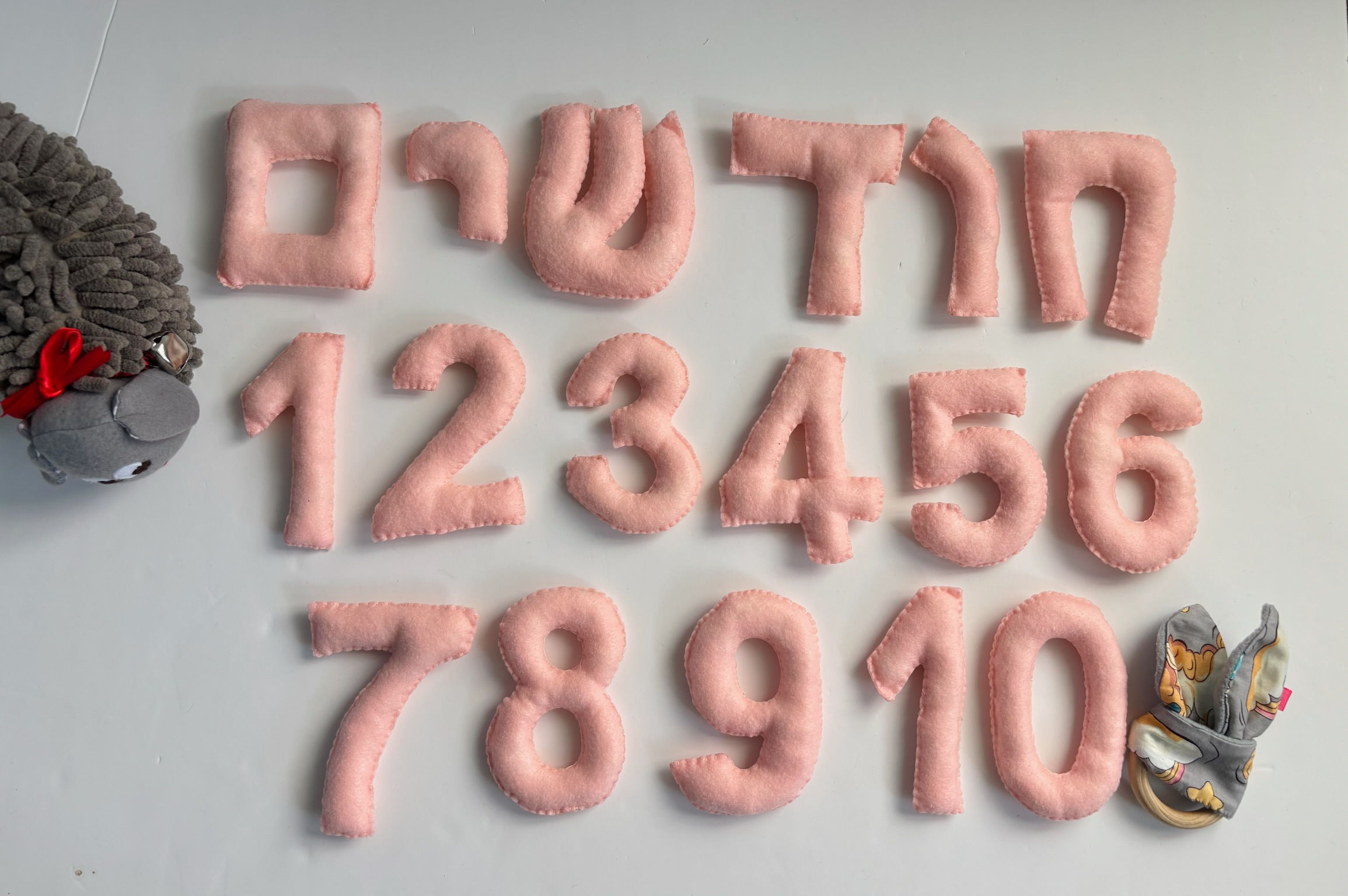 סט אותיות ומספרים לצילום התינוק עד גיל שנה. צבע ורוד 