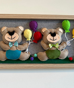 תמונה שני דובים מחזיקים בלונים. 