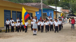 Estudiantes de primaria liderados por estudiantes de media