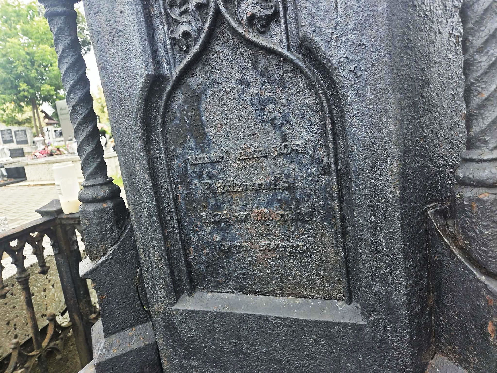 napis nagrobek cmentarz cięcina