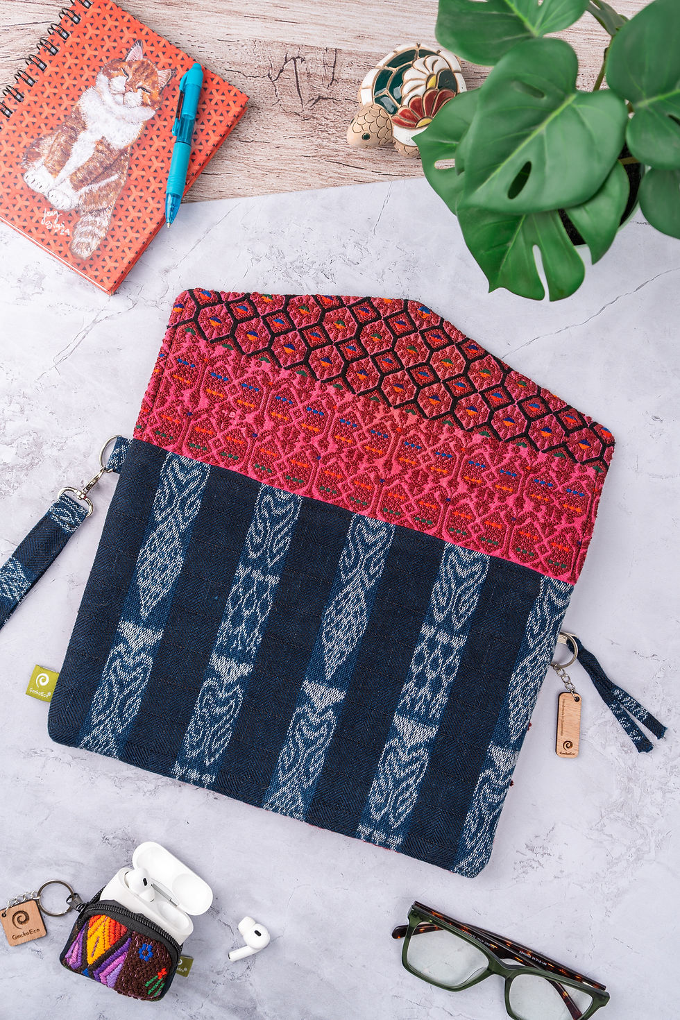 Thumbnail: Funda Tablet Med Huipil - 10" - 11.5"- Tono Magenta/Azul