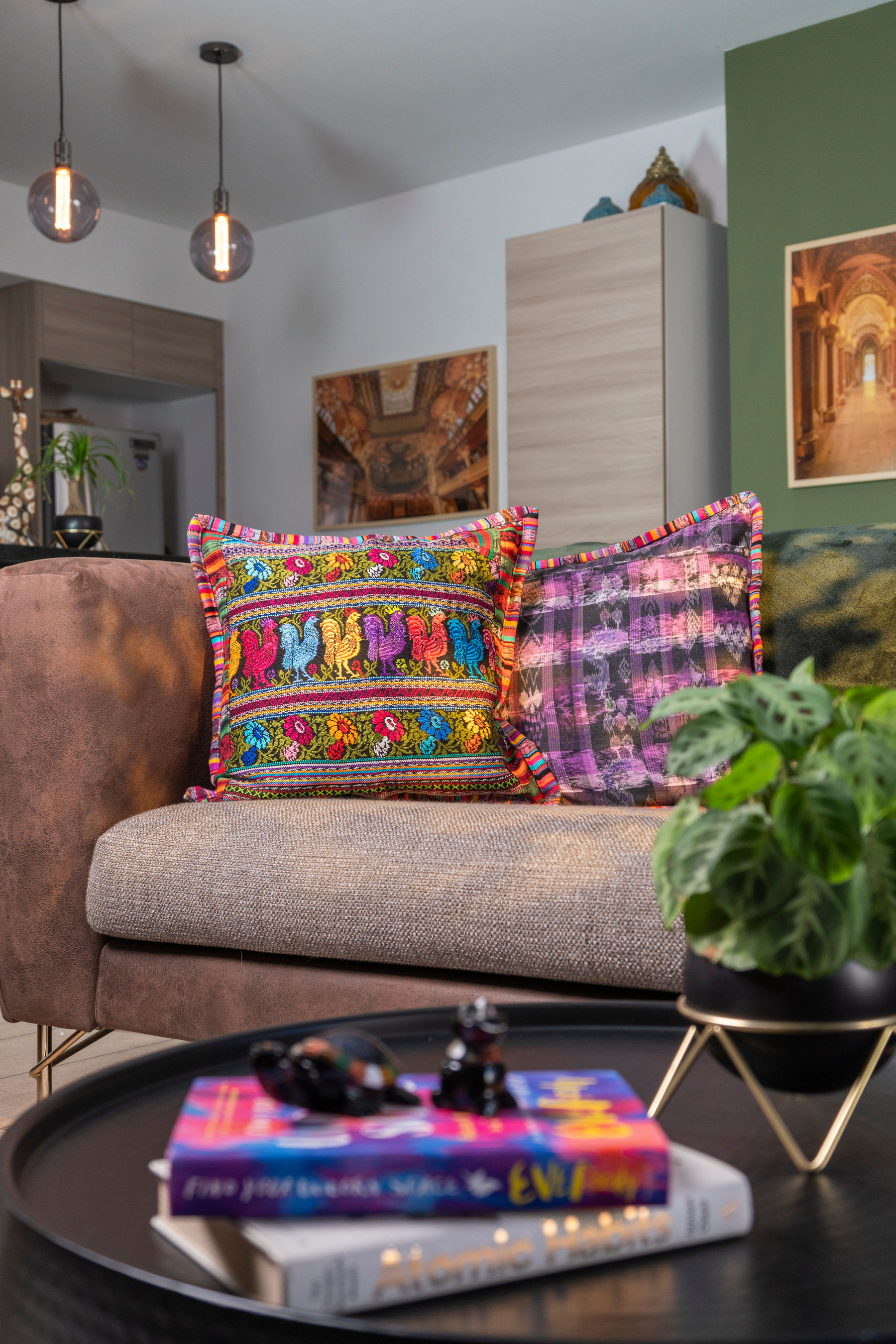 Funda para Cojín Cuadrado Corte/Huipil, color: Magenta y verde musgo