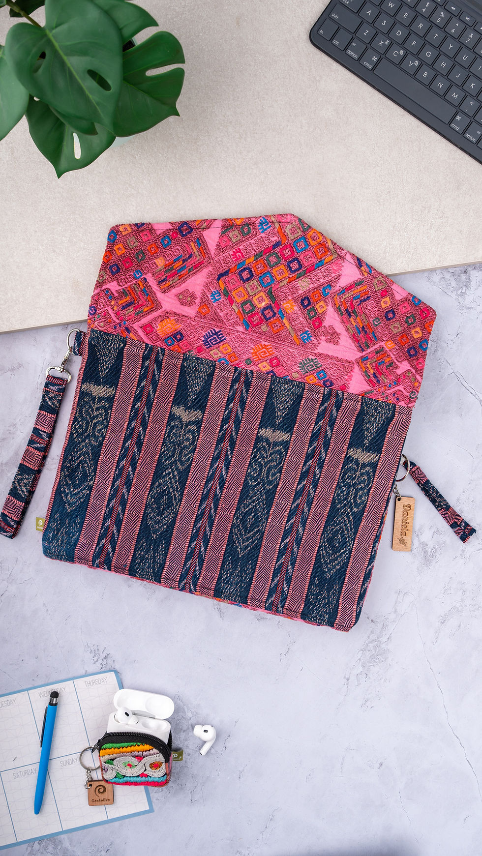 Thumbnail: Funda Tablet Pro Huipil - 11.5"-13" - Tono Rosa/Azul