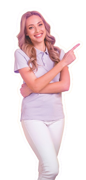 Foto da modelo mulher loira cabelos longos vestindo camiseta branca calça branca