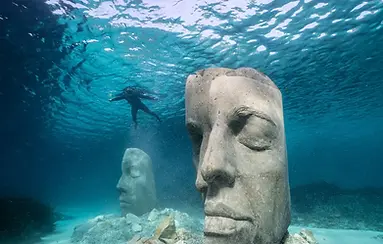 1444x920_cannes-expo-sous-marine-interroge-homme-rapport-mer copie.webp