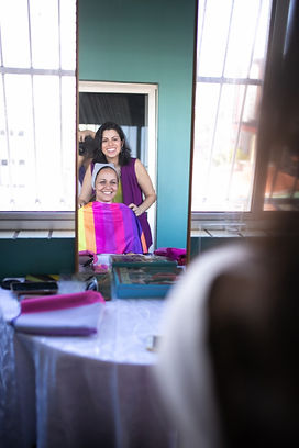Rafaella e cliente se observando em um espelho durante análise de coloraçao