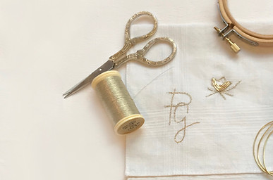 Marie-mouchoir-broderie-or.jpeg