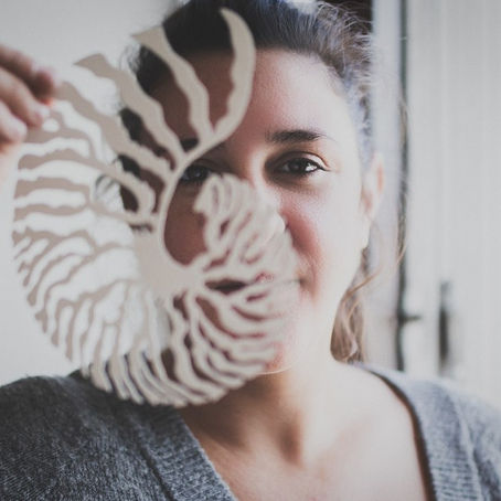 Organiser un team building écoresponsable avec Amandine, Artisane en marqueterie de paille…