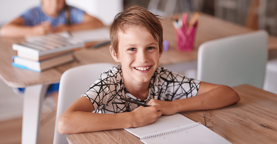 cheerful-boy-school-desk copia.png