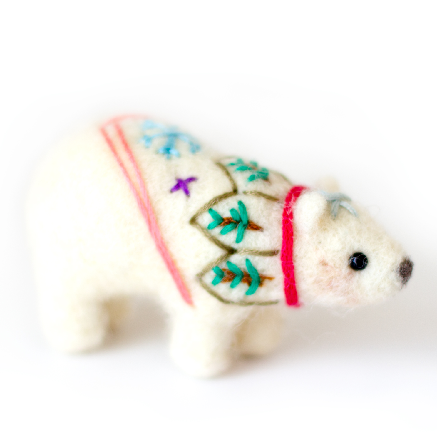 Gefilzter, stehender Weihnachts-Eisbär – Filzaccessoire