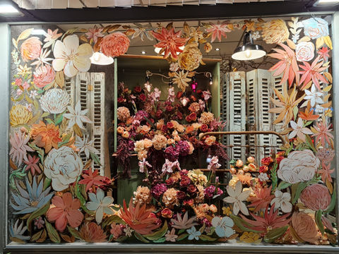 Des fleurs parmi les fleurs.
Décoration de vitrine pour les fêtes.