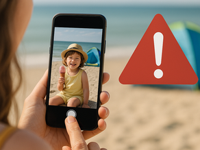 Eine Frau macht ein Foto mit dem Handy. Auf dem Display ist ein Kind zu sehen.