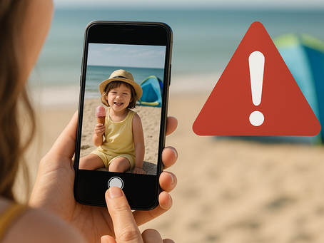 Eine Frau macht ein Foto mit dem Handy. Auf dem Display ist ein Kind zu sehen.