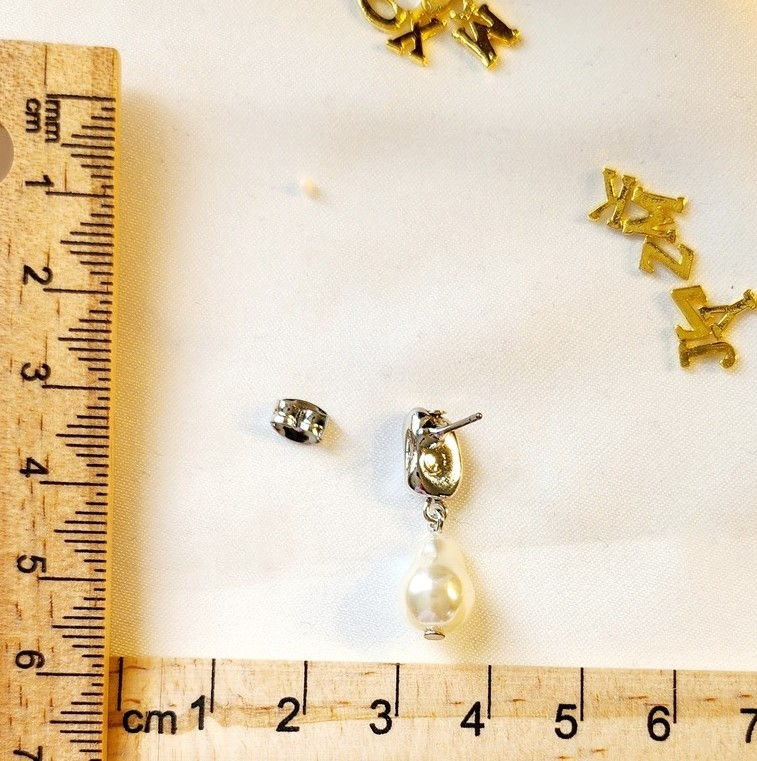 Thumbnail: MOLTEN FRESHWATER PEARL DANGLE EARRINGS - Silver Tone