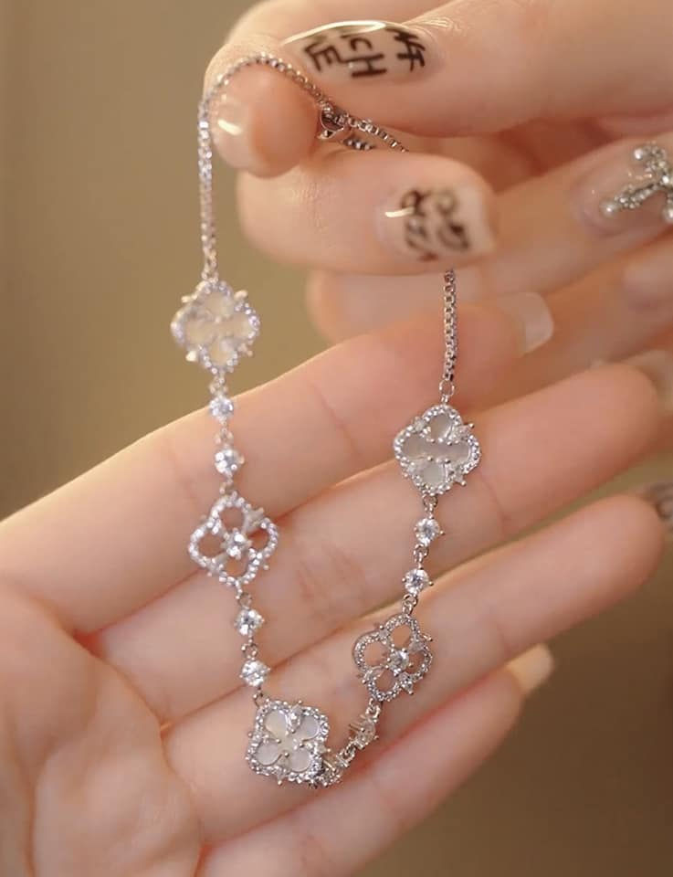 Thumbnail: SPARKLE SHELL LUCKY CLOVER SLIDER CHAIN BRACELET – Silver Tone