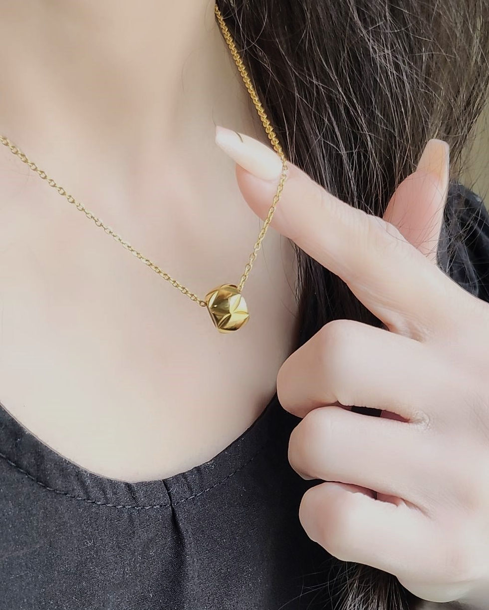 Thumbnail: GLOSSY FINISH ARGYLE PENDANT NECKLACE –Gold Tone