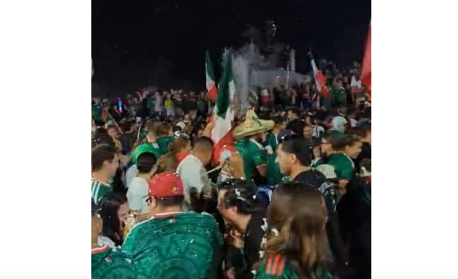 Chihuahua celebra en la glorieta de Pancho Villa el triunfo de México en el Mundial