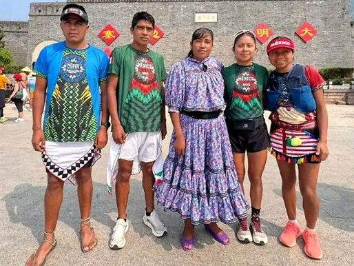 Rarámuris brillan en China: oro y podio en el Maratón de la Gran Muralla