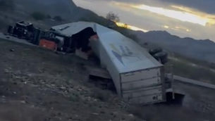 Vuelca tráiler en la carretera Chihuahua-Juárez y provoca cierre temporal de circulación