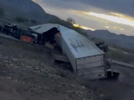 Vuelca tráiler en la carretera Chihuahua-Juárez y provoca cierre temporal de circulación