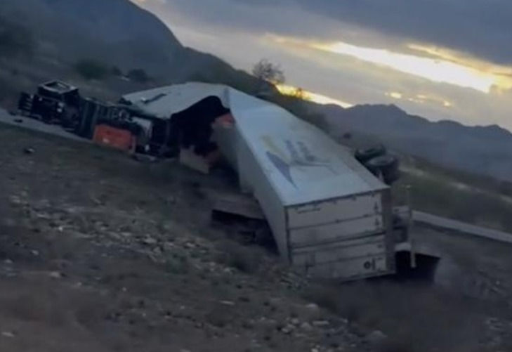 Vuelca tráiler en la carretera Chihuahua-Juárez y provoca cierre temporal de circulación