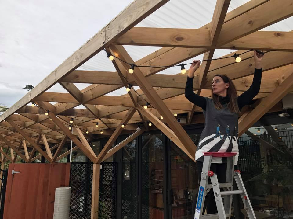 Installing outdoor festoons