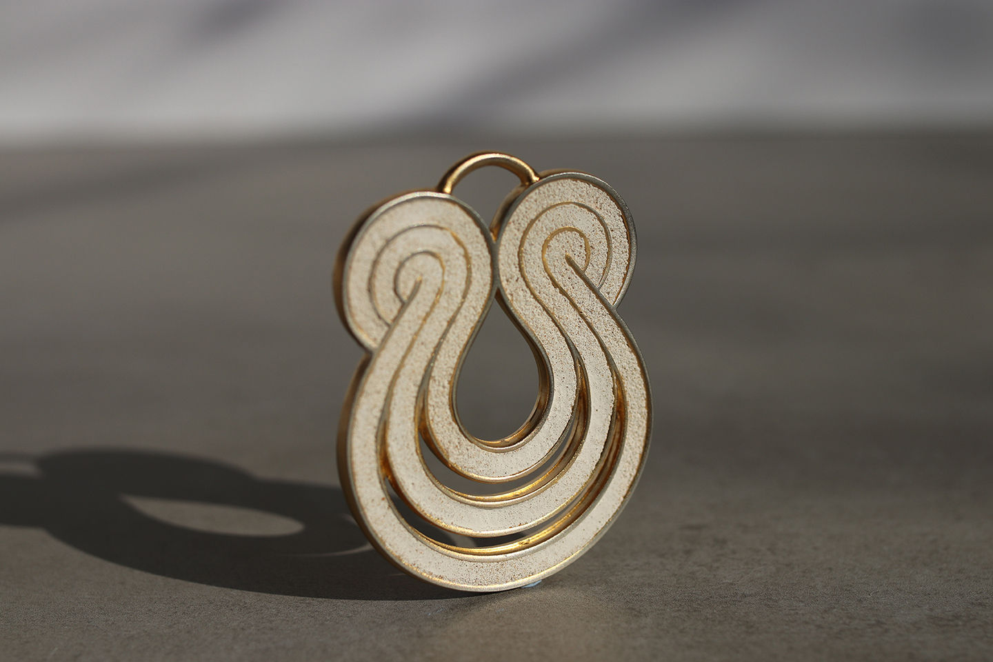 פריט הנצחה - אריח מתכת ובטון